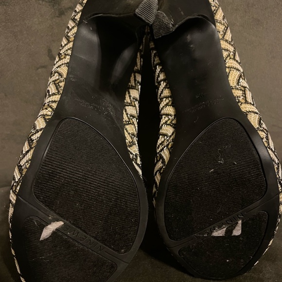 Nine West black, white, and metallic gold patterned heels - Picture 4 of 4